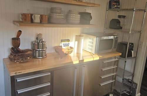 University Place House | Charming 2-bedroom house in superb University Place with WiFi