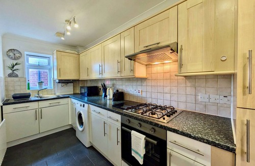 Bromley Common and Keston Apartment | Charming 2-Bedroom Flat in Greater London