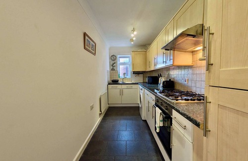 Bromley Common and Keston Apartment | Charming 2-Bedroom Flat in Greater London
