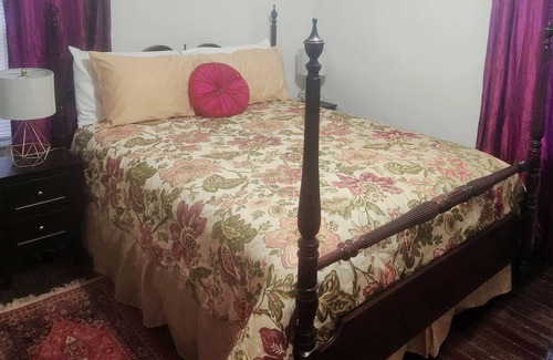 Martha Jefferson House | Charming 2-bedroom Downtown Retreat in Charlottesville with parking & wifi