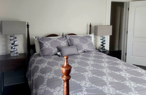 Martha Jefferson House | Charming 2-bedroom Downtown Retreat in Charlottesville with parking & wifi