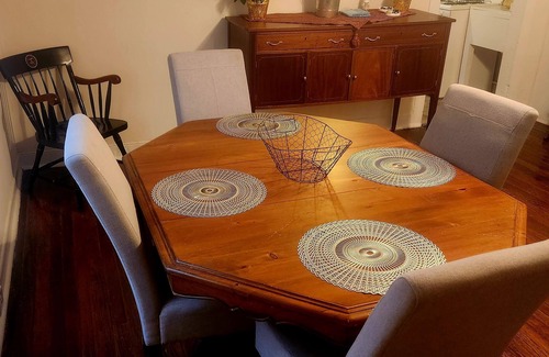 Martha Jefferson House | Charming 2-bedroom Downtown Retreat in Charlottesville with parking & wifi