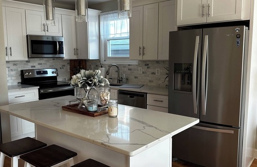 Issue Cottage | Charming 2-bedroom cottage w/Private yard 3 block From the Beach!
