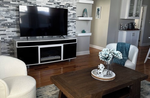 Issue Cottage | Charming 2-bedroom cottage w/Private yard 3 block From the Beach!