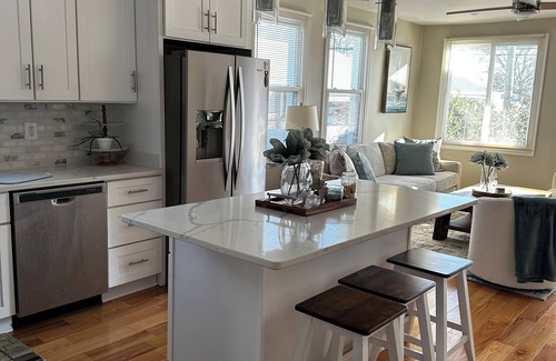Issue Cottage | Charming 2-bedroom cottage w/Private yard 3 block From the Beach!