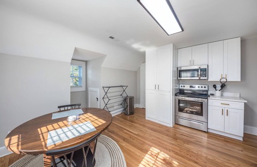 Fredericksburg Apartment | Charming 2-bedroom apartment with WiFi, AC in serene downtown Fredericksburg, VA