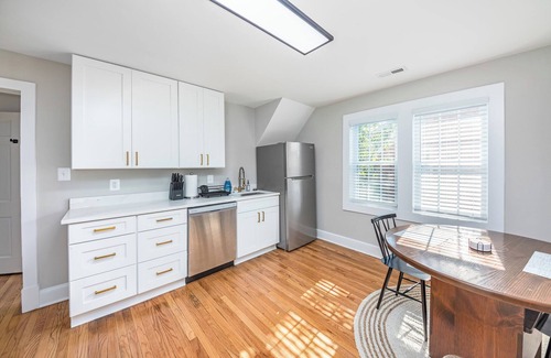 Fredericksburg Apartment | Charming 2-bedroom apartment with WiFi, AC in serene downtown Fredericksburg, VA