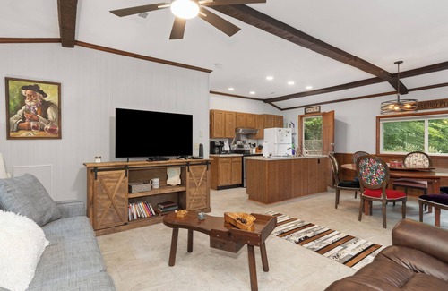 Skyland Cabin | Charming 2-bedroom cabin in delightful Hendersonville with AC, WiFi