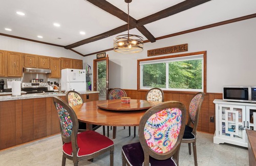 Skyland Cabin | Charming 2-bedroom cabin in delightful Hendersonville with AC, WiFi