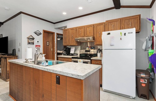 Skyland Cabin | Charming 2-bedroom cabin in delightful Hendersonville with AC, WiFi