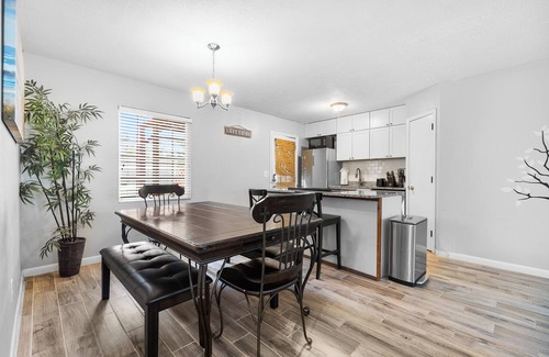 Mount Pleasant Condo | Charming 2-bedroom 1 bath cozy condo with free bottle of wine and Smart TVs