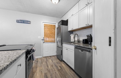 Mount Pleasant Condo | Charming 2-bedroom 1 bath cozy condo with free bottle of wine and Smart TVs