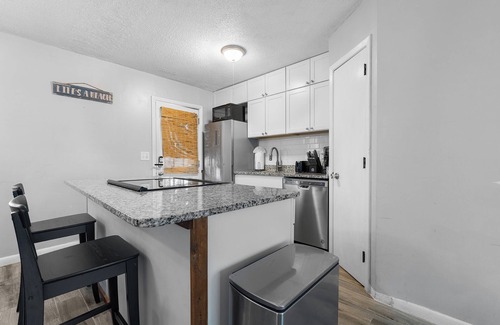 Mount Pleasant Condo | Charming 2-bedroom 1 bath cozy condo with free bottle of wine and Smart TVs