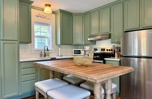 Pass Christian House | Charming 2-bedroom Costal Cottage with AC, Tiki Room, WiFi in Pass Christian