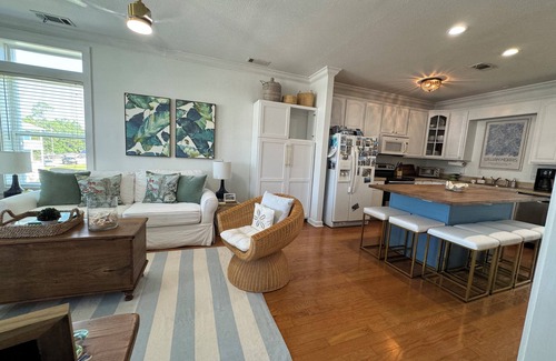 Pass Christian Condo | Charming 2-bedroom gulf view condo in serene Pass Christian/Long term Rental