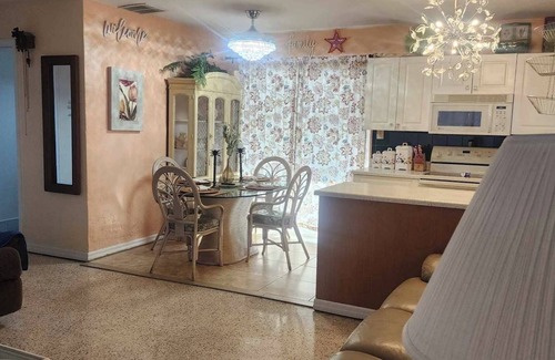Port Charlotte House | Charming 2-bedroom pool house with WiFi and AC in Port Charlotte