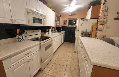 Port Charlotte House | Charming 2-bedroom pool house with WiFi and AC in Port Charlotte