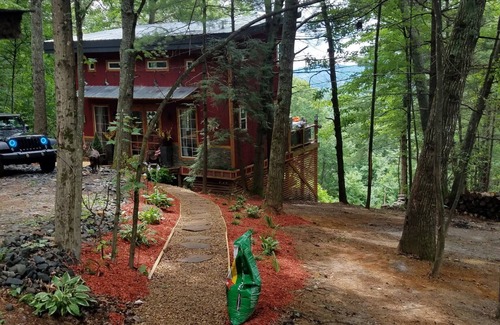 West Jefferson Cabin | Charming 2+-bedroom cabin in marvelous West Jefferson with incredible views