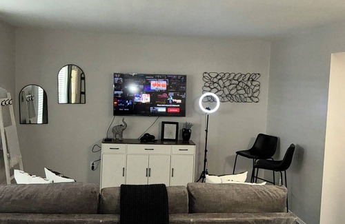 Uptown Apartment | Charming 2-bedroom apartment in Pleasant Alamo Heights with AC, WiFi