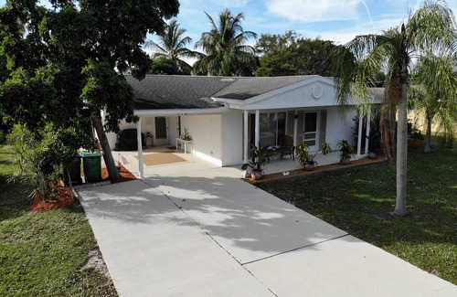 Port Saint Lucie House | Charming 2-bedroom house on ocean access canal in Port St. .Lucie FL