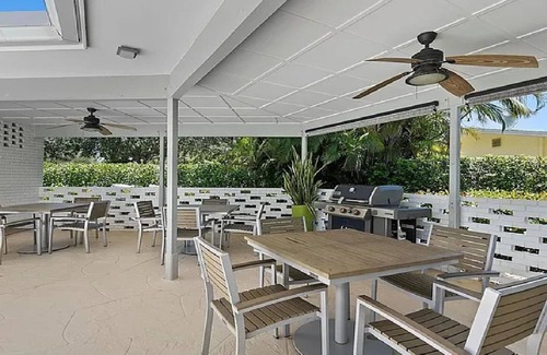 Coquina Sands Condo | Charming 2-bedroom 1st floor condo in desirable Olde Naples. Walk to Beach.