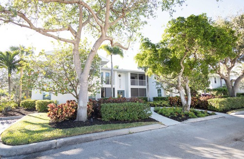 Coquina Sands Condo | Charming 2-bedroom 1st floor condo in desirable Olde Naples. Walk to Beach.
