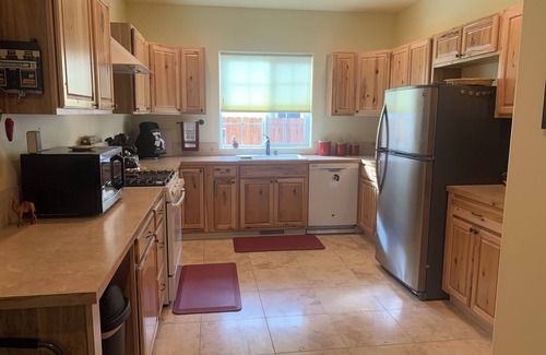 Hamilton House | Charming 2 Bedroom/2 Bath Hot Tub Garden Home with Central Air/Heat in Hamilton