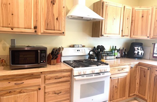 Hamilton House | Charming 2 Bedroom/2 Bath Hot Tub Garden Home with Central Air/Heat in Hamilton