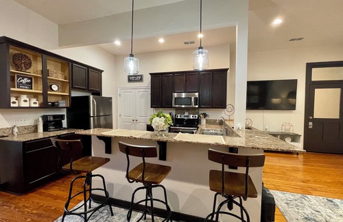 Hammond Condo | Charming 2-bedroom 2-bath condo with AC and WiFi in pleasant Downtown Hammond!