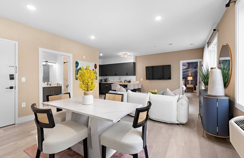 Bayonne House | Charming 2-bedroom , 2 min to train station to NYC