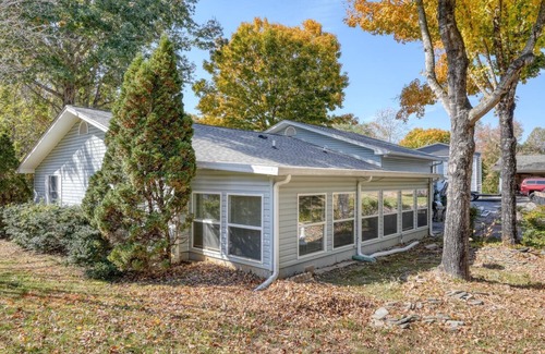Cedar Cliff House | Charming 2-bedroom. 2.5 bathroom house in Hiawassee with AC, WiFi. Sleeps 7