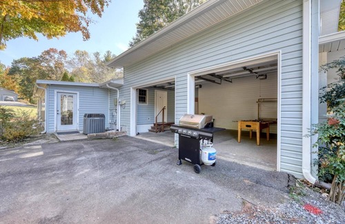 Cedar Cliff House | Charming 2-bedroom. 2.5 bathroom house in Hiawassee with AC, WiFi. Sleeps 7