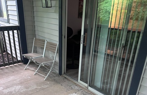 Greensboro Apartment | Charming 2-bedroom apartment with WiFi, AC in pleasant Greensboro