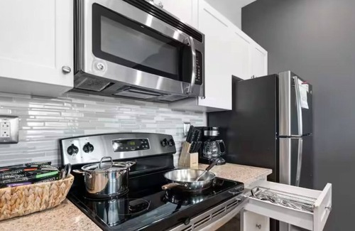 Downtown Pittsburgh Apartment | Charming 2-Bedroom Apartment in Downtown Pittsburgh Amazing Views/Gym/Parking