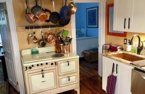 Fox Point Apartment | Charming 2-bedroom apartment near Brown/RISD