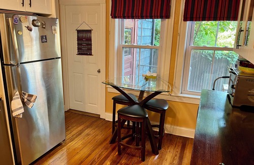 Fox Point Apartment | Charming 2-bedroom apartment near Brown/RISD
