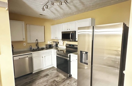 Mableton House | Charming 2-bedroom and 2.5 bathroom townhome in marvelous Mableton with WiFi, AC
