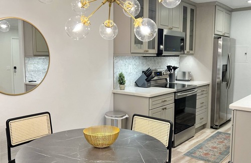 Snail Apartment | Charming 2-bedroom apartment in Sunnyvale with Pool View!