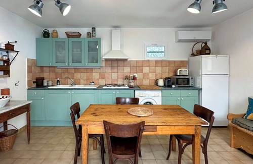 Velleron Apartment | Charming 2-bedroom apartment with, pool, wifi, AC near L'isle sur la Sorgue