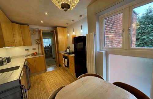 Kew Apartment | Charming 2-bedroom apartment in fabulous Kew