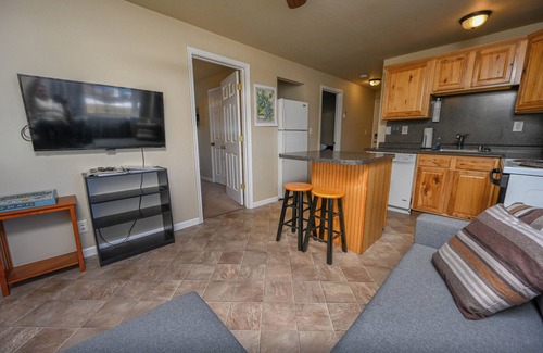 Accident Apartment | Charming 2-bedroom apartment with AC, WiFi in delightful Accident