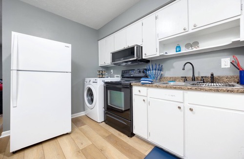 Columbus Apartment | Charming 2-bedroom apartment with AC, WiFi in brilliant Columbus