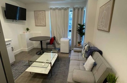 Harlem Apartment | Charming 2-bedroom apartment with AC, WiFi in brilliant East Harlem