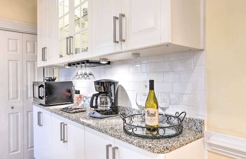 Church Hill Apartment | Charming 2-bedroom apartment in marvelous Richmond with AC, WiFi