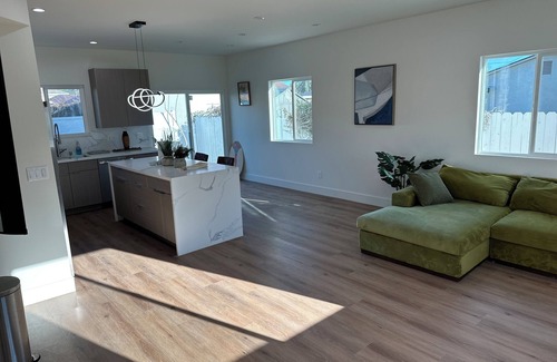 Burbank Apartment | Charming 2-bedroom apartment with WiFi, AC in beautiful Burbank