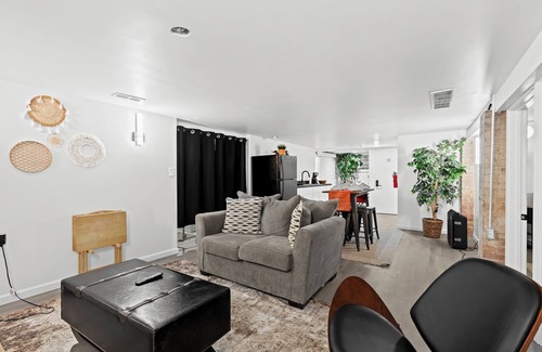 Detroit Apartment | Charming 2-bedroom apartment with WiFi, AC in fantastic Detroit
