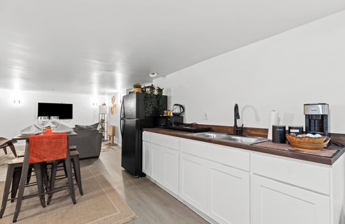 Detroit Apartment | Charming 2-bedroom apartment with WiFi, AC in fantastic Detroit