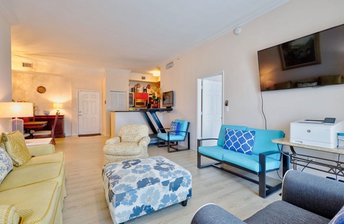Lantana Apartment | Charming 2-bedroom apartment with AC, fitness room in brilliant Lantana