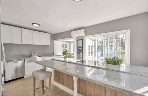 Oakland Apartment | Charming 2-bedroom apartment with WiFi, AC in nice Oakland