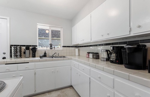 South Westside Apartment | Charming 2-bedroom apartment with WiFi, AC in Olympia